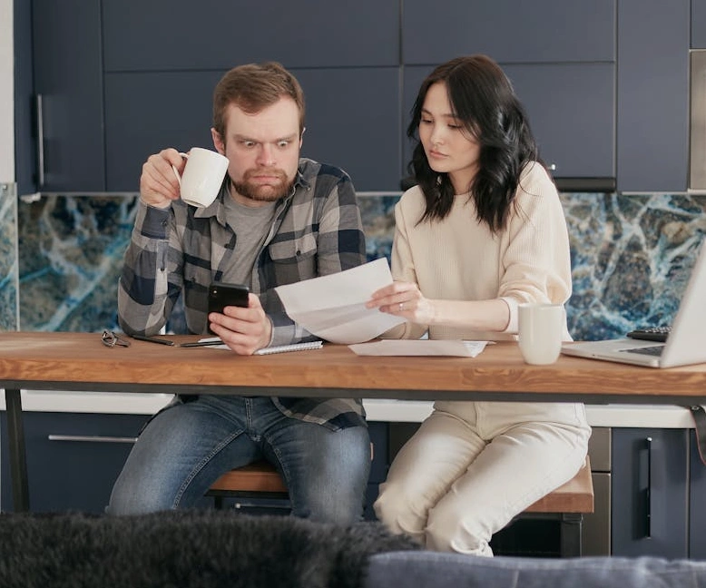 Osoba robiąca zdjęcie zniszczonego chodnika za pomocą smartfona.